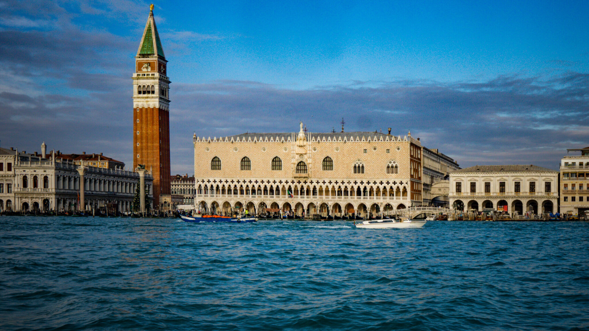 how to photograph landmarks without tourists